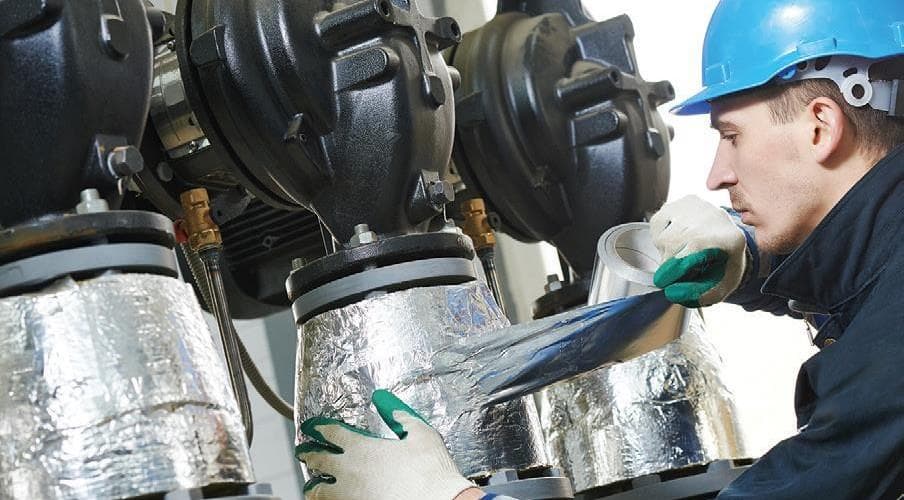 Técnico de IED-Generation en labores de mantenimiento