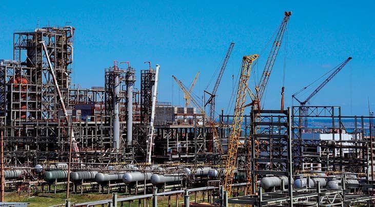 Grúas en la obra de la refinería de Syzrán