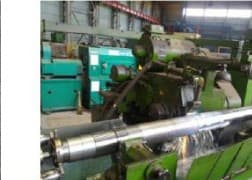 Torno mecanizando un eje de compresor