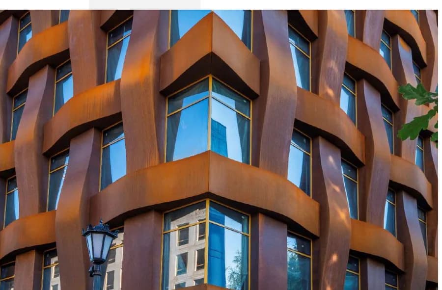 Detalle de fachada del Ferrum Business Park en San Petersburgo, paneles metálicos Cor-Ten entrelazados sobre subestructura U-KON