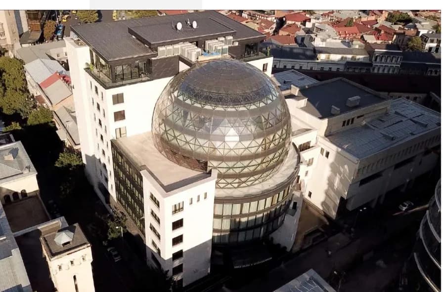 Wyndham Grand Tbilisi Hotel en Georgia, vista aérea de la cúpula de vidrio con fachada ventilada U-KON en piedra natural